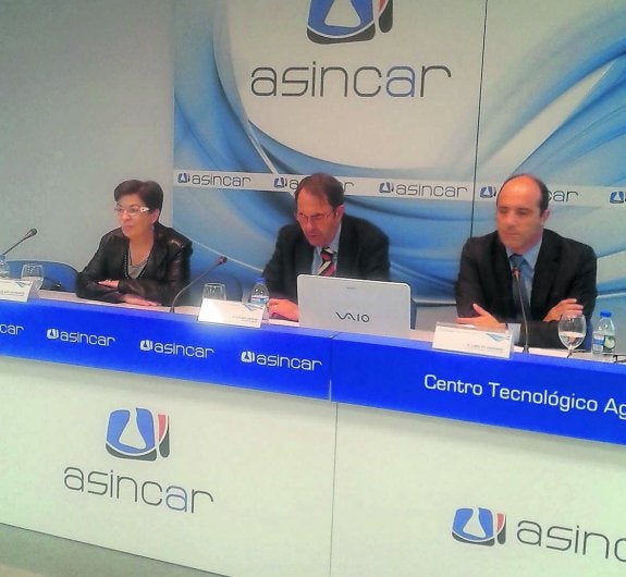 De izquierda a derecha, Tomasa Arce, César García y Carlos Serrano, ayer, en la apertura de las jornadas. 