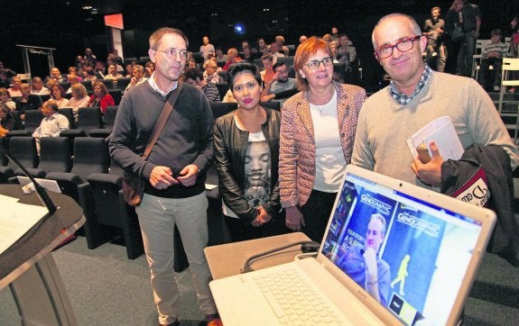 De izquierda a derecha, Óscar San Martín, Ana Griselda Huaccho, Pilar Varela, alcaldesa de Avilés, e Íñigo Noval, que aportaron su ADN en 2013, fueron utilizados ayer como ejemplos de los resultados del 'Proyecto Genográfico'; en la pantalla, el doctor Miguel Vilar. 