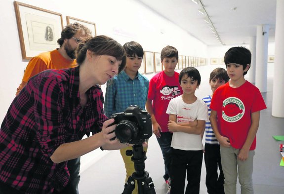 Beatriz Coto manipula la cámara para explicar el proceso a uno de los grupos. 