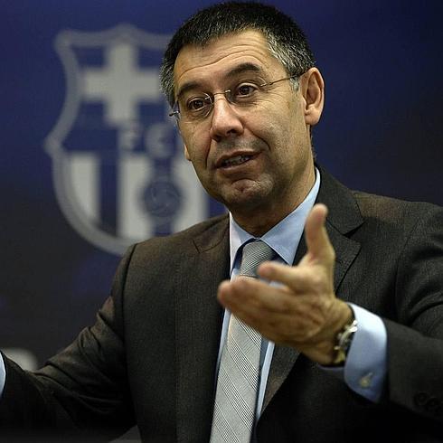 Josep María Bertomeu, posa en las instalaciones del Camp Nou durante una entrevista