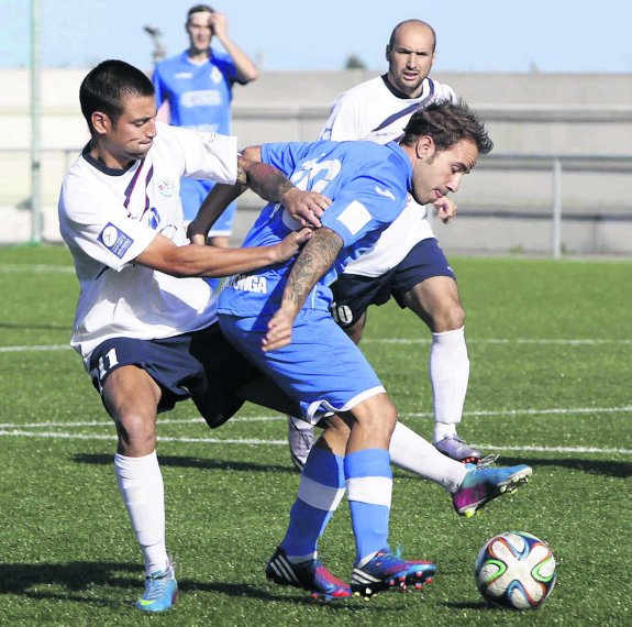 Iván Suárez presiona a un jugador del Covadonga en el último partido del Cudillero, el pasado domingo en La Roja. 