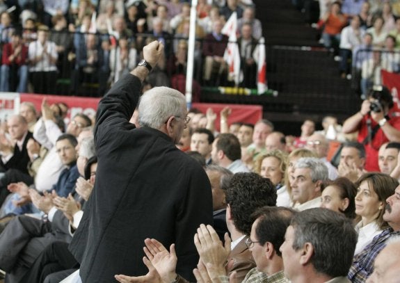 José Ángel Fernández Villa, puño en alto, en un acto de la campaña electoral de 2007 en La Felguera. 