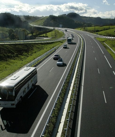 Vehículos circulando por la autovía minera, financiada con cargo a los fondos para la reactivación de las cuencas. 
