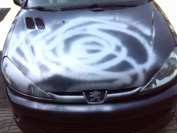 Estado en el que quedó un vehículo particular tras la noche del sábado, en el barrio de San Esteban de Ciaño. 