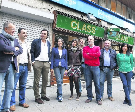 Ignacio Riestra, rodeado ayer de algunos de sus partidarios. 