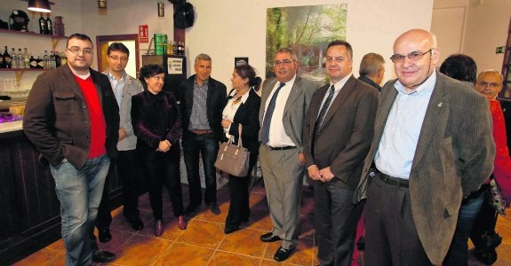 Los alcaldes de Laviana, Adrián Barbón; San Martín, Enrique Fernández; Langreo, María Fernández y Sobrescobio, Marcelino Martínez, con la directora de Política Lingüística, Ana María Fueyo; el presidente de la asociación San Luis, Francisco Torre, el director de EL COMERCIO, íñigo Noriega, y el secretario de Langreanos en el Mundo, José Manuel Solís. 