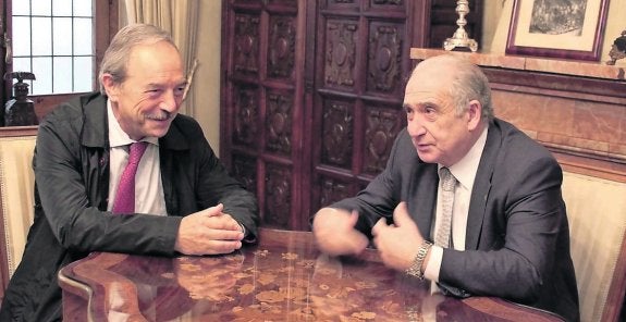 López y Gotor durante el encuentro que mantuvieron ayer. 