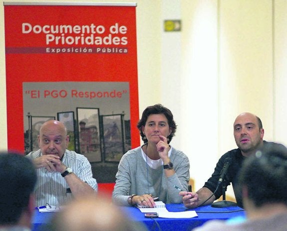 Álvaro Tuero, Flor González y Marcos Ortega, ayer, durante la charla en el Antiguo Instituto. 