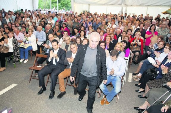 Víctor Manuel se dirige hacia el estrado para dar lectura al pregón ayer en Cenera. 