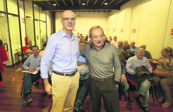 Jorge García Monsalve con Wenceslao López, antes de comenzar el debate. 