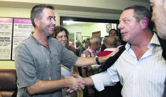 Faustino Sabio (derecha) felicita a Marcos Muñiz tras el resultado del congreso de IU de Gijón el 26 de septiembre. 