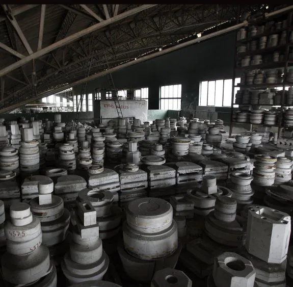 Los moldes para fabricar las piezas, en una de las naves abandonadas del recinto de la fábrica de loza de San Claudio.