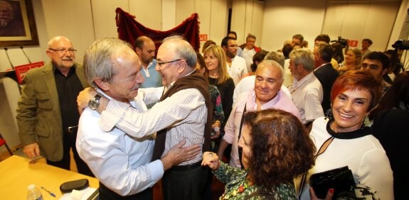 Wenceslao López recibe abrazos tras ganar por más de 100 votos de diferencia a su rival y convertirse en el candidato socialista a la Alcaldía. 