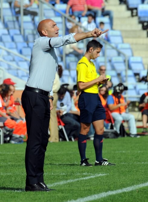 Abelardo Fernández, ayer, da instrucciones a sus futbolistas durante el choque. 
