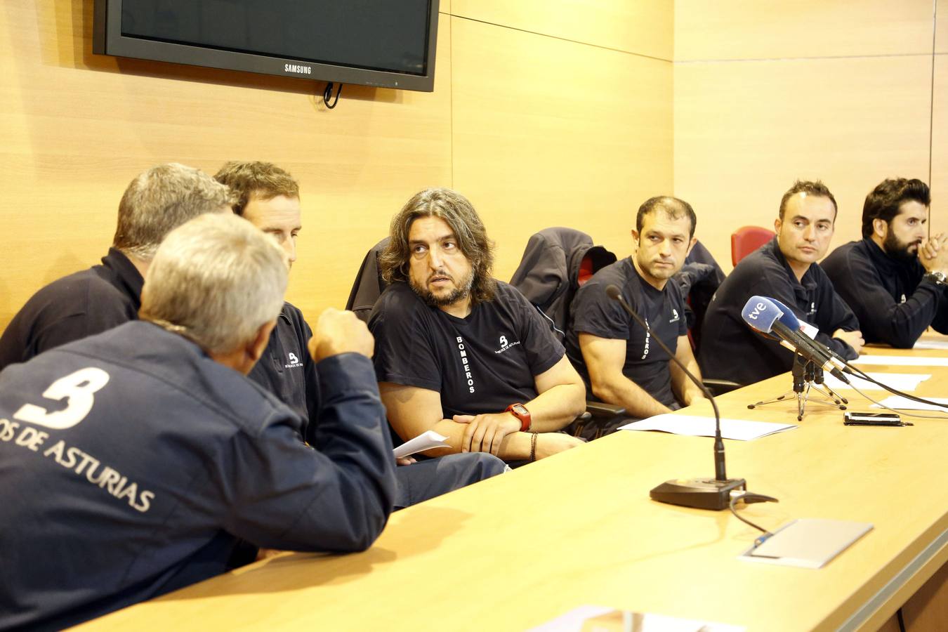 Asamblea de Bomberos de Asturias en las instalaciones del Servicio de Emergencias del Principado en La Morgal para protestar contra los recortes y la 'nefasta' gestión del servicio