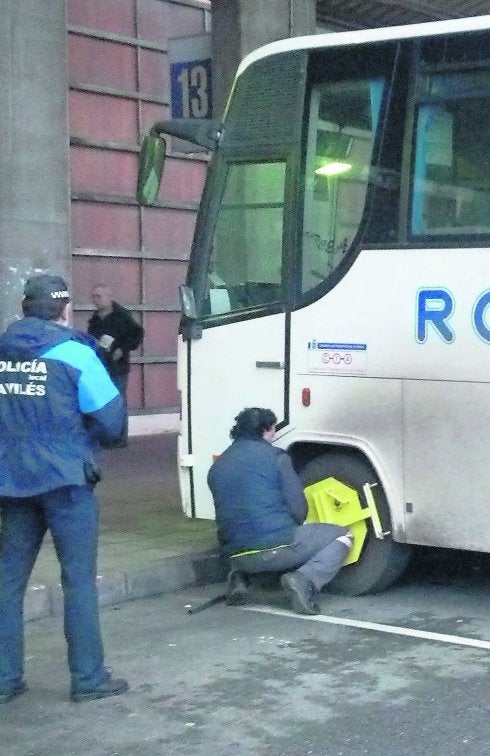 La inmovilización de un vehículo de Roces en la Estación de Autobuses en diciembre de 2012. 