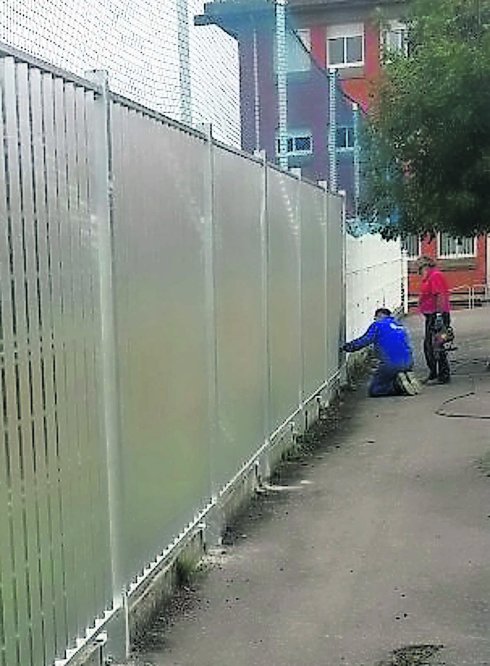 Personal trabajando en la instalación de la valla, ayer. 