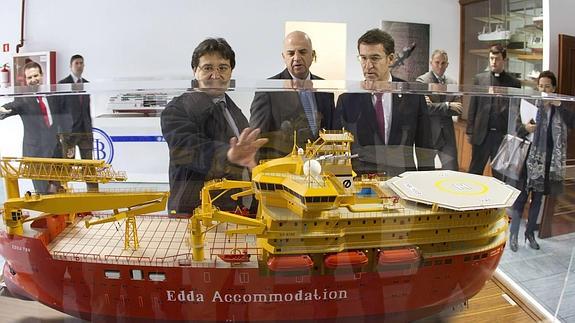 El presidente de la Xunta Alberto Nuñez Feijoo (d); el coordinador de PEMEX Carlos Roa (c); el presidente de Albacora, Iñaki Talxaga (i); observan la maqueta del hotel flotante.