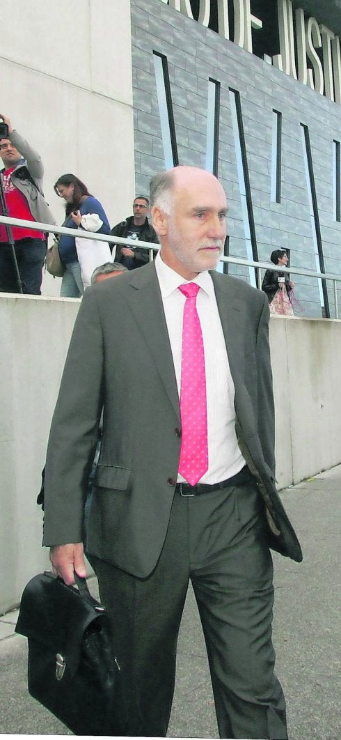 Luis Alemany saliendo del Palacio de Justicia. 