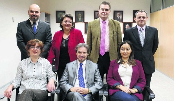 Germán Inclán -sentado- junto a su equipo. Desde la izquierda, Rubén de los Dolores, Julia María Gutiérrez, Corina Rodríguez, José Manuel Rodríguez, Tatiana Andrés y José María Méndez. 