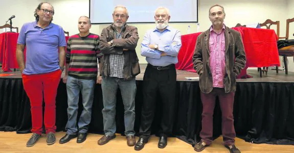 Mario Suárez, portavoz de Podemos en Gijón; Luis Alfredo Fernández, presidente del Comité de Empresa de El Musel; Miguel Ángel Llana, coordinador del debate; José Antonio Madiedo, capitán de la Marina Mercante, y el periodista Xuan Cándano. 