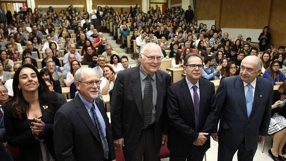 Los galardonados con el Premio Príncipe de Investigación de este año, ayer, con el rector, Vicente Gotor, y la directora general de Universidades del Principado, Miriam Cueto.