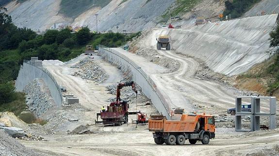 Obras de construcción de la Autovía del Cantábrico.