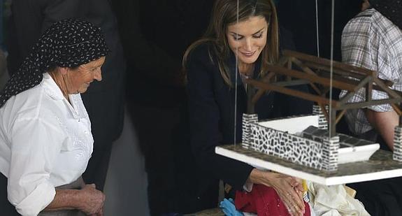 Doña Letizia, lavando con una vecina de Boal.