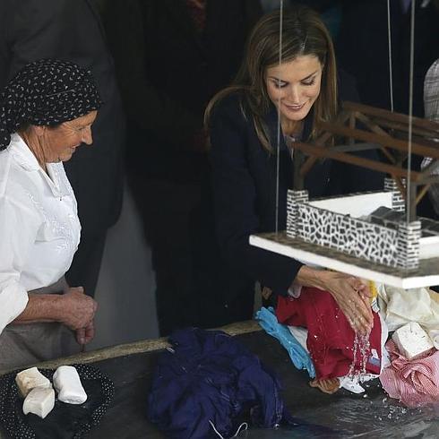 Doña Letizia, lavando con una vecina de Boal. 