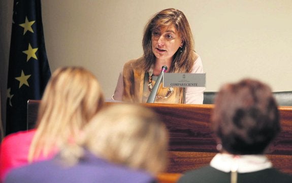 Esther Díaz, consejera de Bienestar Social y Vivienda, durante su comparecencia en la Junta. 