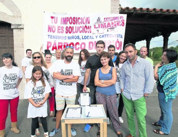 Una concentración exigiendo que no se dejara de impartir catequesis en Santa Maria de la O. 