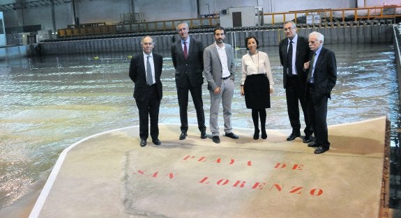 La playa de San Lorenzo, en Madrid. Con el objetivo de analizar el efecto del oleaje en la playa antes y después de las obras de ampliación de El Musel, técnicos del Cedex han realizado una reproducción a escala de la bahía gijonesa en Madrid, visitada ayer por la diputada del PP Ángeles Fernández Ahúja y José Llorca, entre otros. 