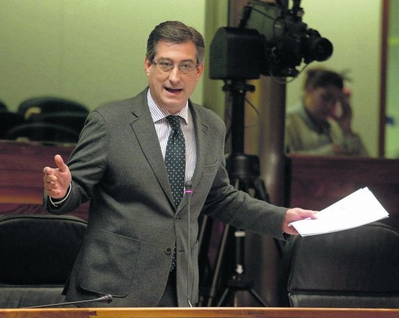 El diputado de UPyD, Ignacio Prendes, interviene en un pleno de la Junta General. 