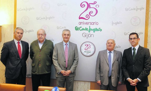 Luis Arciada (subdirector), Juan García Adaro (Cocina Económica), Ángel Moreno (director regional de El Corte Inglés), Luis Torres (Cocina Económica) y Víctor Canteli (director de El Corte Inglés de Gijón).