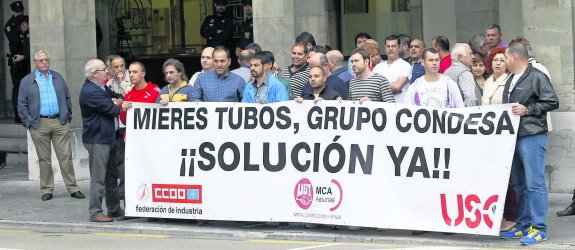 Los trabajadores se concentraron ayer a las puertas de la consejería de Economía. 