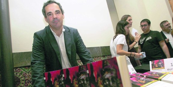 El profesor de Filosofía Vicente Domínguez posa con su libro 'The horro!, the horror!'. 