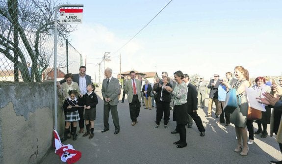 La viuda de Liñero, Emilia Falgueras, con su hijo Guillermo, sus nietos Paula y Guillermo y el hermano del homenajeado, José Manuel, tras descubrir la placa. Aplauden la alcaldesa, ediles y allegados. 