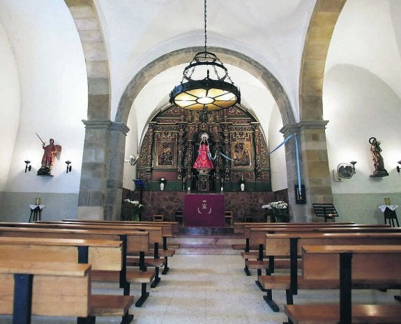 Interior de la capilla de la Virgen del Otero. 