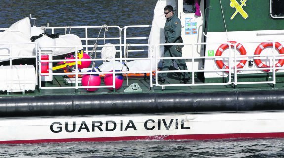 La patrullera de la Guardia Civil 'Río Navia' trasladó el cuerpo de Noel Iglesias a tierra. 