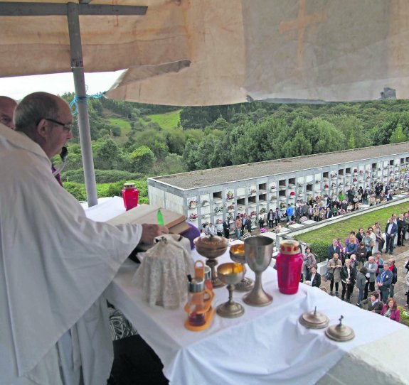 Cientos de fieles acudieron a la misa en el cementerio de La Carriona. 