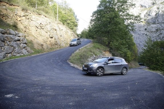 Las carretera de acceso a la localidad de Camarmeña cuenta con una nueva capa de asfalto. 