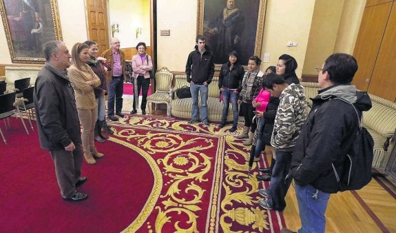 Eva Illán recibe a la Asociación para la Cooperación Seronda