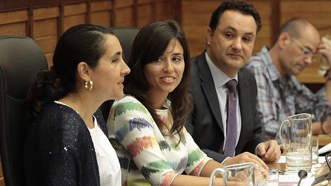 Los concejales Maite Menéndez, Raquel Vega y Manuel Pecharromán, en un Pleno municipal de Gijón. 