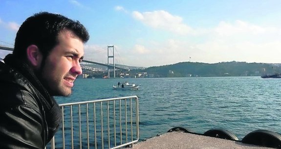 Baudilio Alonso se asoma al mar de Estambul.