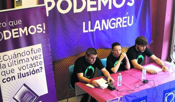 Los tres portavoces de Podemos Llangreu, ayer, en su sede. :: E. C.