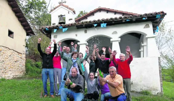 Algunos de los vecinos de Arobes, ayer, celebrando el premio delante de la capilla de San Roque. 