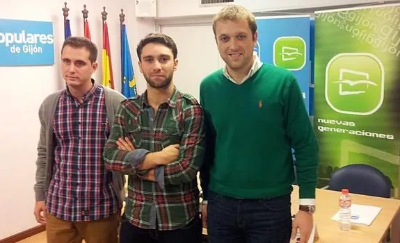 El presidente del PP de Gijón, David González Medina; el nuevo presidente de NNGG de Gijón, Andrés Ruiz Riestra; y el de NNGG de Asturias, Pablo Álvarez-Pire.