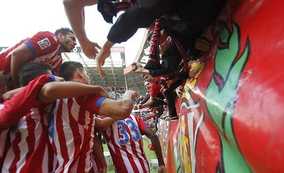 Los rojiblancos celebran un gol con aficionados.