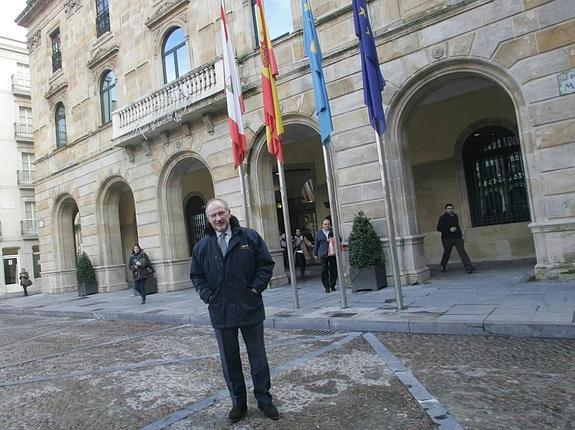 Rato, en una visita que realizó al Ayuntamiento de Gijón después de que le concedieran el título de Hijo Adoptivo en enero de 2011.