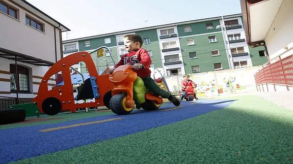 El PP propone pagar 230 euros a todas las familias asturianas para que accedan a las escuelas de 0 a 3 años